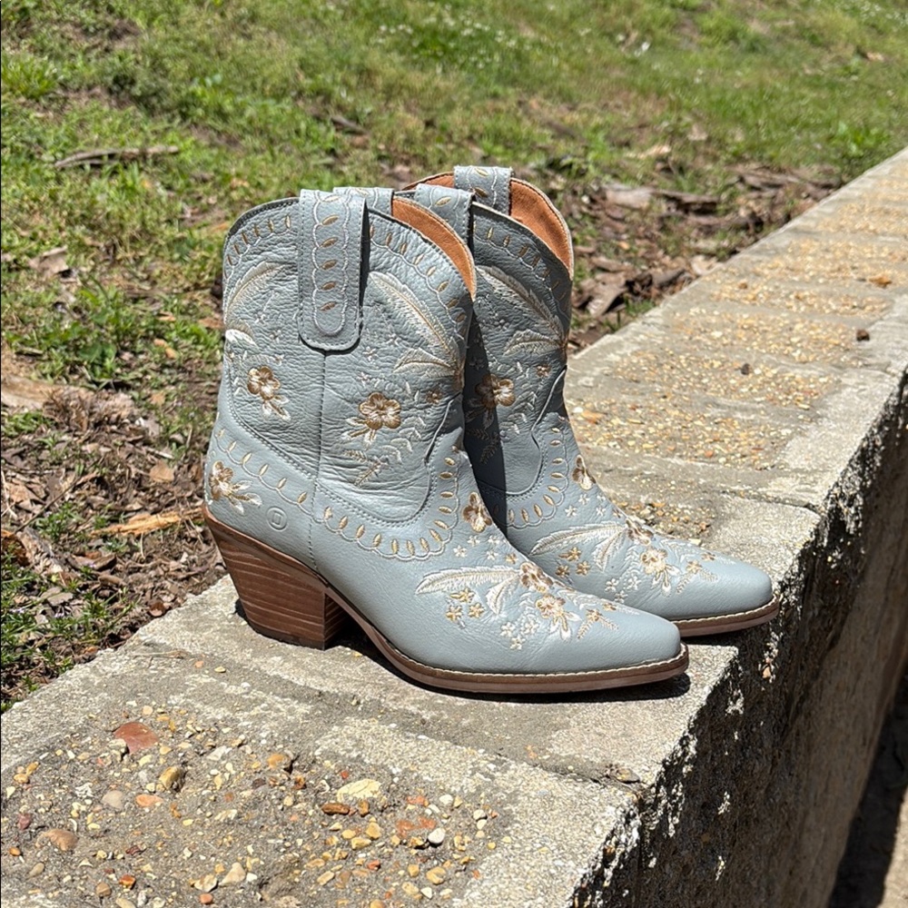 Embroidered Western Boots - Blue